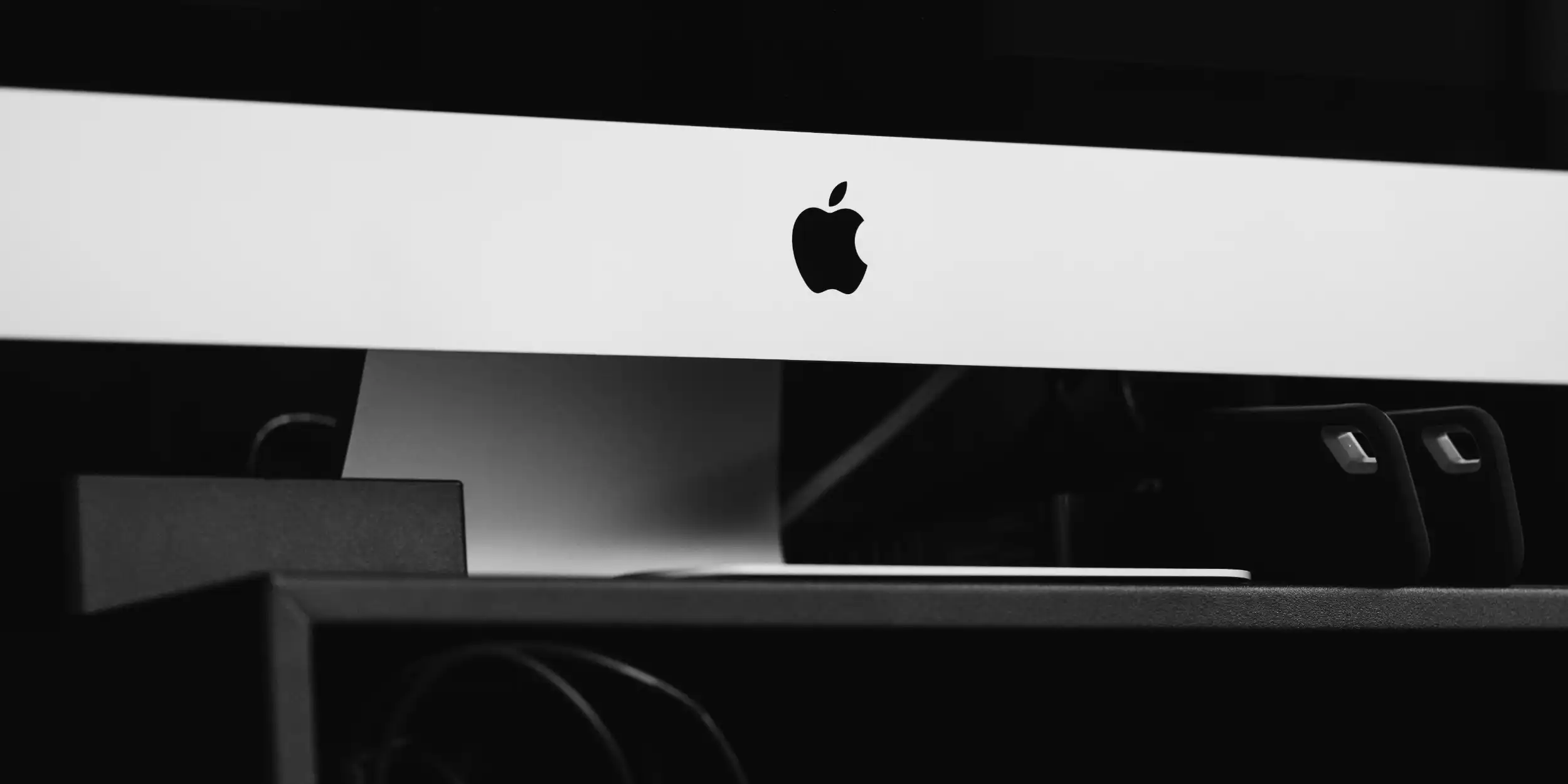 Parte inferior del marco de monitor Apple con su logo